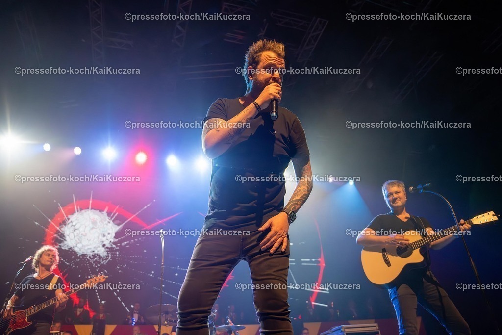 KKU25012501172 | 25.01.2025, xkkux, Düsseldorf, Karnevalsveranstaltung - Die Lachende in der Mitsubishi Electric HALLE. Die Band PAVEIER performt bei ihrem Auftritt. Im Bild Sven Welter