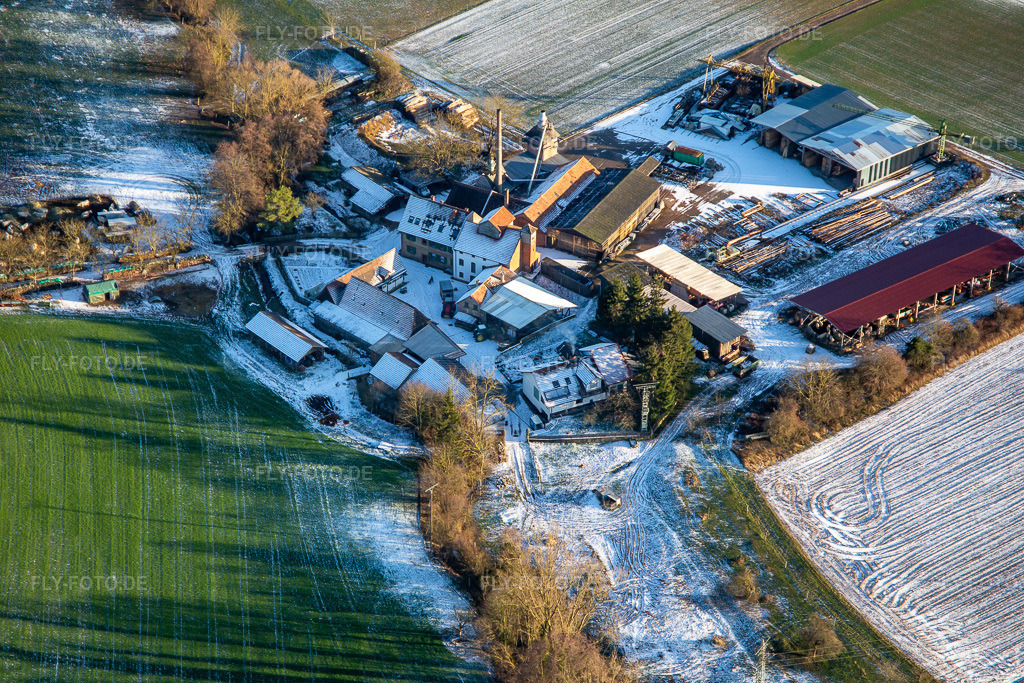 Luftbild: Holzwerk ORTH in der Schaidter Mühle im Winter bei Schnee im Ortsteil Schaidt in Wörth im Bundesland Rheinland-Pfalz in Deutschland. Foto: IMG_139763.jpg vom 16.01.2024 durch Werner Riehm/FLY-FOTO.de