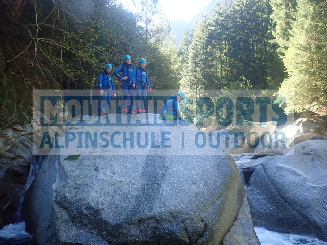 PC020079 | Bestelle die Bilder deines Berg- oder Wasser-Abenteuers mit Mountain Sports bequem von zu Hause aus direkt über unseren Online Fotoshop von pictrs.com. - Realisiert mit Pictrs.com