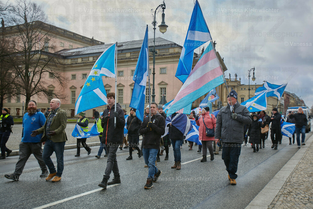 #IndyBerlin23 - Demonstration für schottische Unabhängigkeit | Rund 60 Personen ziehen am 11.03.2023 mit einer Demonstration vom Brandenburger Tor an der Britischen Botschaft vorbei zum Roten Rathaus, um die Unabhängigkeit Schottlands zu fordern.

On March 11, 2023, approx. 60 people rally in support of the Scottish independence, marching from Brandenburg Gate via the British Embassy to the Red Town Hall.  - Realisiert mit Pictrs.com