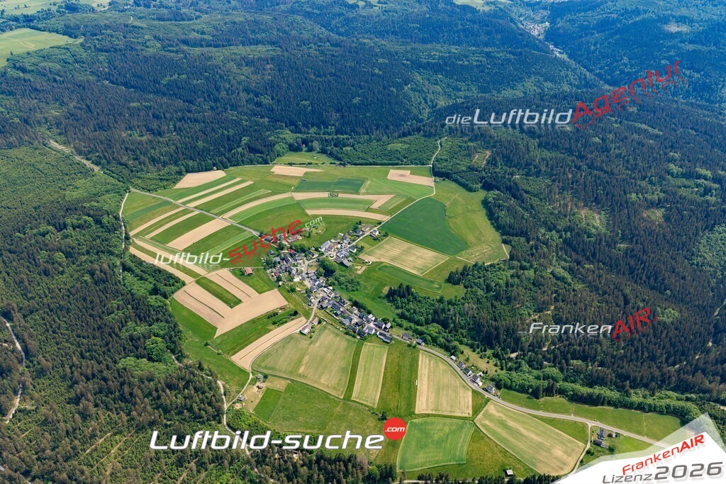 Die Luftaufnahme Heinersberg - Nordhalben wurde 2022 vom Flugzeug aus (keine Drohne) erstellt. Hohe Auflösung -für große Poster und Wandbilder geeignet - Garantiert!