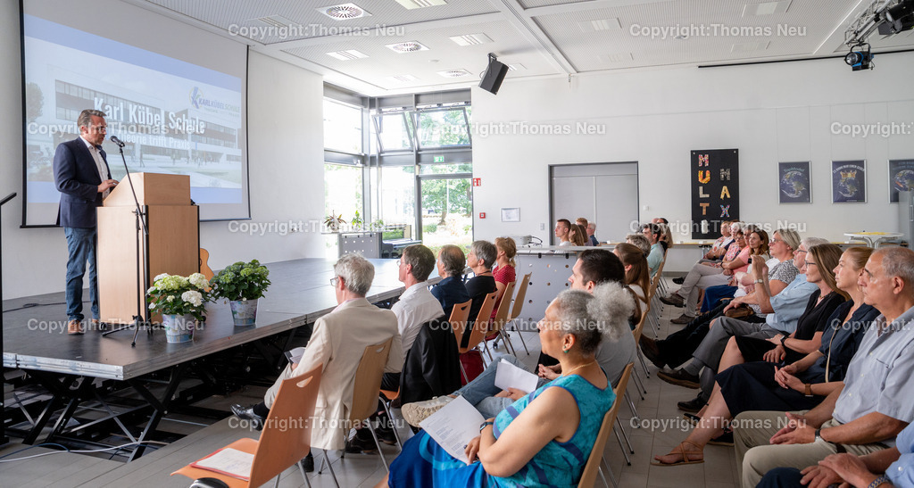 DSC_3710 | bre, Bensheim, Karl-Kübel-Schule, Einweihung Neubau, die Ansprachen fabnden zunächst in der Mensa statt, am Rednerpult  Schulleiter Michael Steffan,, Bild: Thomas Neu