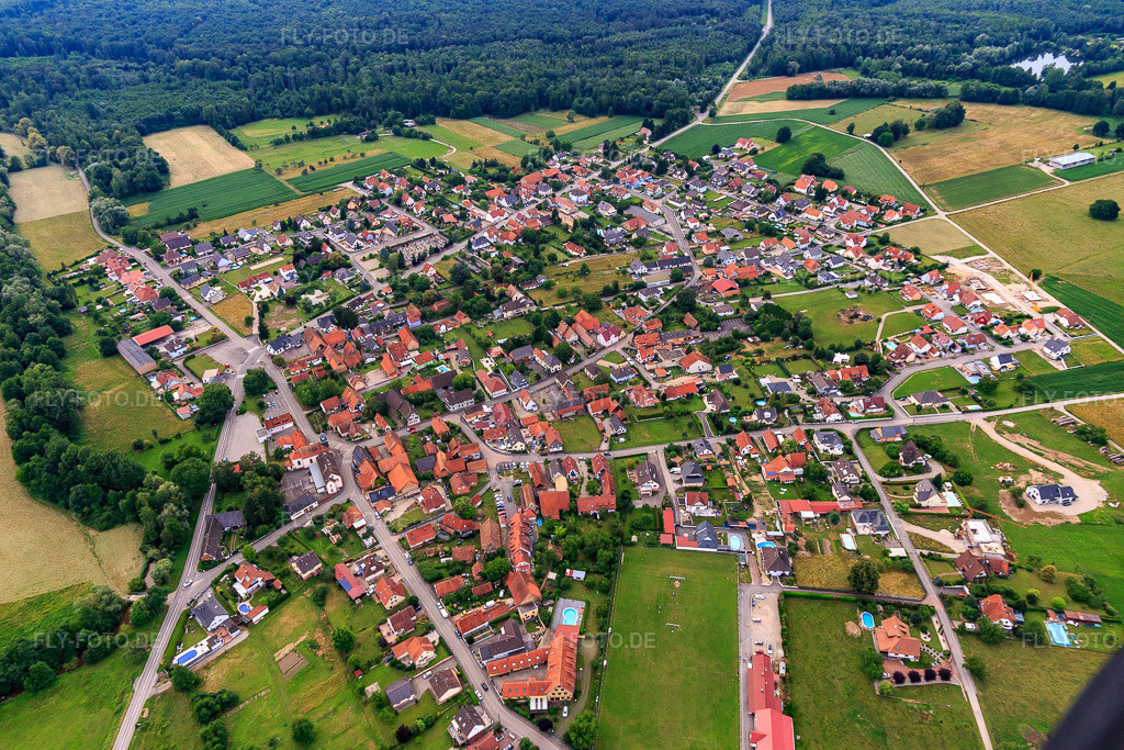 Luftbild: Ortsansicht von Süden in Forstfeld im Bundesland Bas-Rhin in Frankreich.Foto: IMG_107893.jpg vom 14.06.2018 durch Werner Riehm/FLY-FOTO.deAuflösung des Originals: 5472 x 3648 px