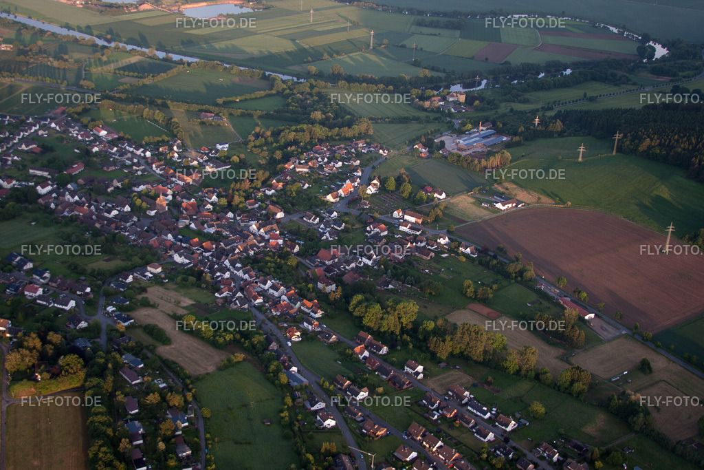 Ortsansicht der Straßen und Häuser der Wohngebiete | Luftbild: Ortsansicht der Straßen und Häuser der Wohngebiete im Ortsteil Albaxen in Höxter im Bundesland Nordrhein-Westfalen in Deutschland. Foto: IMG_65109.jpg vom 23.05.2014 durch Werner Riehm/FLY-FOTO.de - Realisiert mit Pictrs.com