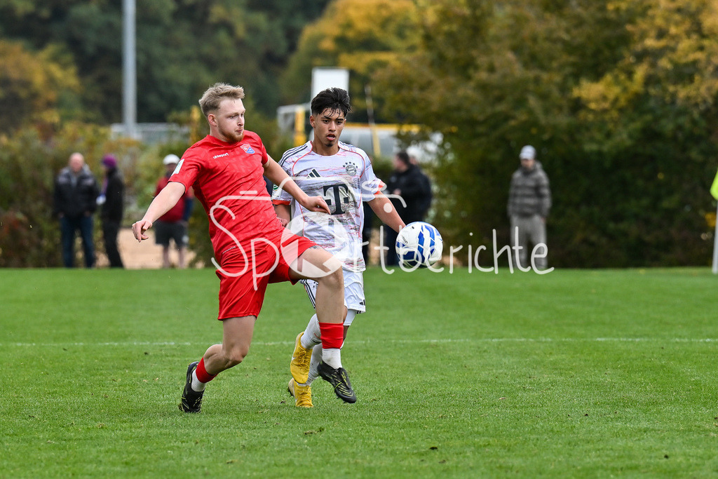SpVgg Unterhaching U19 - FC Bayern München U19 | Im Duell Andreas SCHWEINSTEIGER (SpVgg Unterhaching U19 5)  und Maycon Douglas NORMANHA CAROZO (FC Bayern München U19 11) / Zweikampf / U19 DFB Nachwuchsliga: SpVgg Unterhaching - FC Bayern München; Sportschule Oberhaching am 18.10.2025