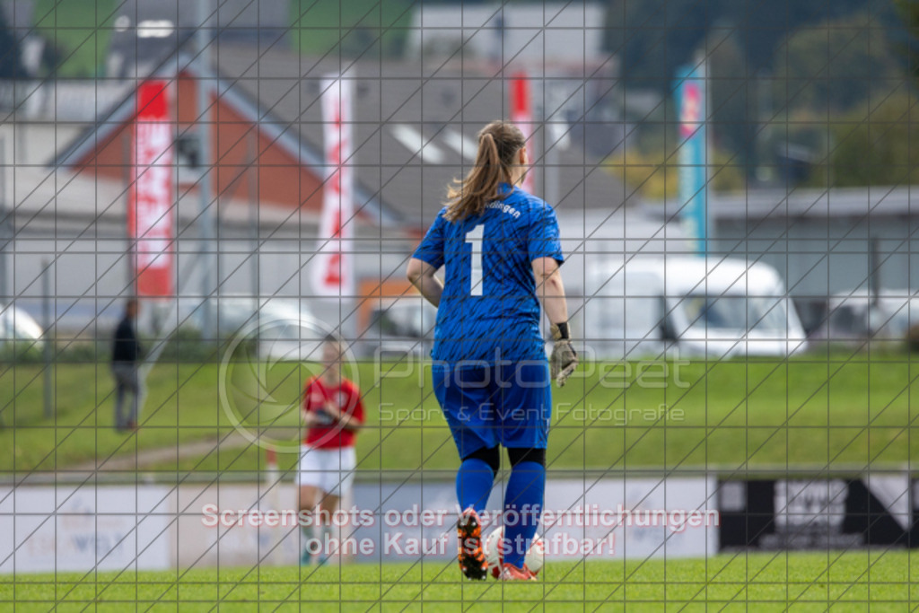 20250928_134550_0310 | #,1.FC Donzdorf (schwarz) vs. TV Derendingen (rot), Fussball, Frauen-Verbandsliga Württemberg, 03. Spieltag, Saison 2025/2026, Rasenplatz Lautertal Stadion, Süßener Straße 16, 73072 Donzdorf, 28.09.2025 - 13:00 Uhr,Foto: PhotoPeet-Sportfotografie/Peter Harich