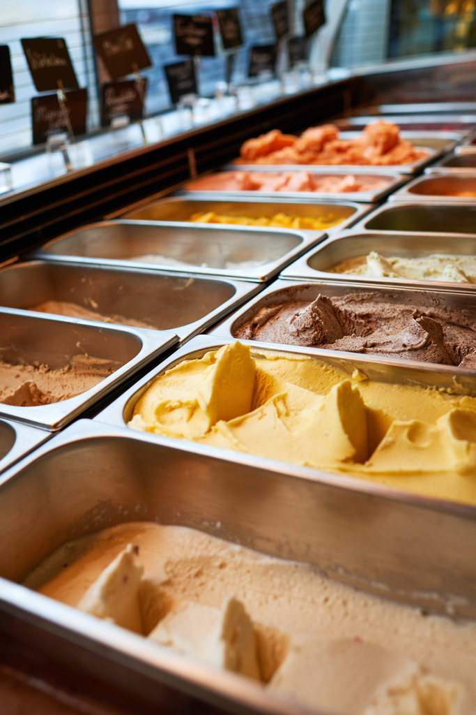 Eiscafé Zuckero | Wien, Austria - March 28, 2019: Eiscafé Zuckero; verschiedene Eissorten im Verkauf. - Realisiert mit Pictrs.com