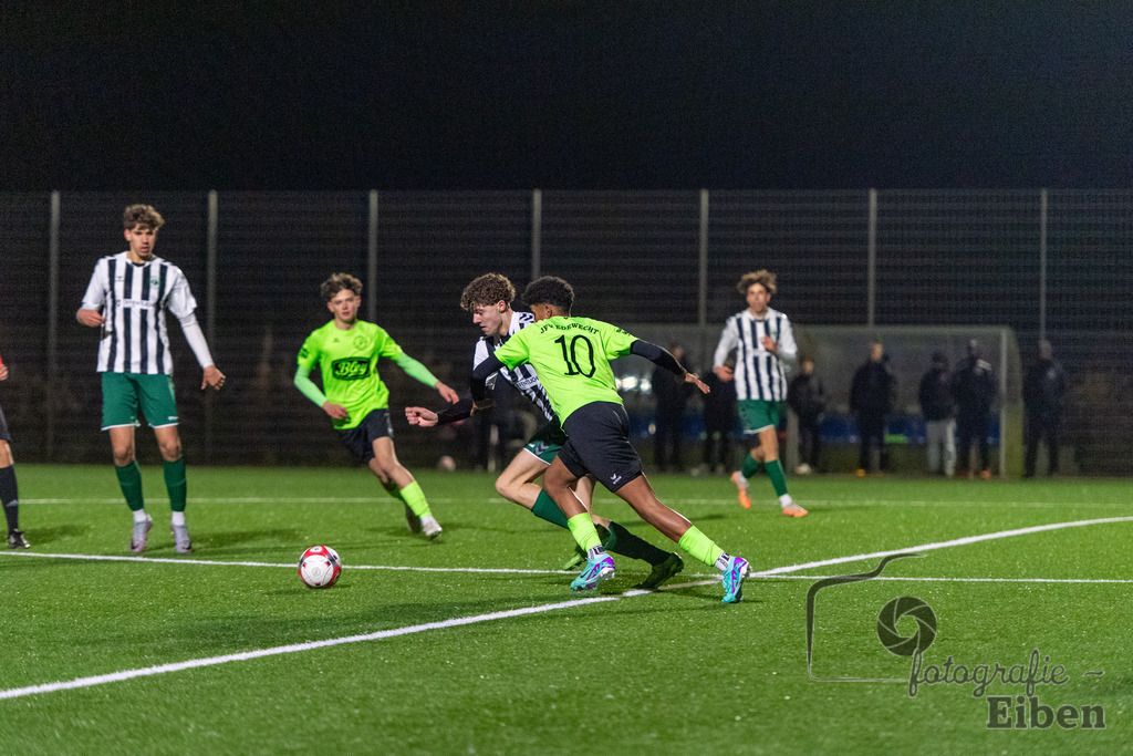 JFV Edewecht-VFL Oldenburg | A-Jugend Bezirkspokal; JFV Edewecht (grün)-VFL Oldenburg (weiß) am 27.02.2024; in Edewecht (Sportpark Göhlenweg), Photo: Philip Eiben 2024 - Realisiert mit Pictrs.com