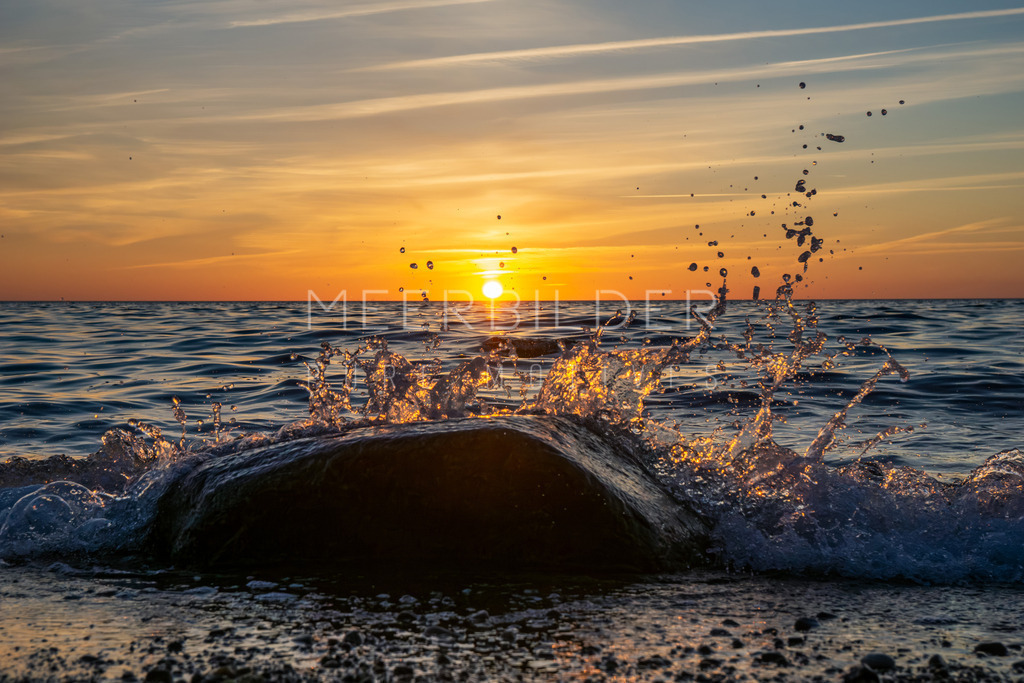 Fotoserie: Sunset & Splash // Sonnenuntergang am Meer | Schließen Sie für einen Moment Ihre Augen und stellen Sie sich vor, wie die Sonne langsam am Horizont versinkt. Meine neue Serie “Sunset & Splash” lässt genau dieses Gefühl lebendig werden! Entdecken Sie die kraftvolle Verbindung zwischen Naturphänomenen und künstlerischer Fotografie – eine Einladung zur Ruhe und Besinnung auf das Wesentliche!
