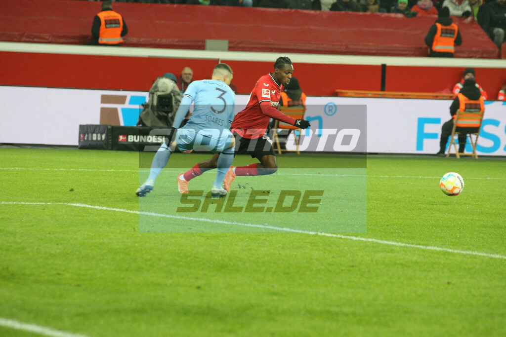 Bayer 04 Leverkusen - VFL Bochum 1848 | Jeremie Frimpong enteilt Danilo Soares - © Sportfoto-Sale (MK - Realisiert mit Pictrs.com