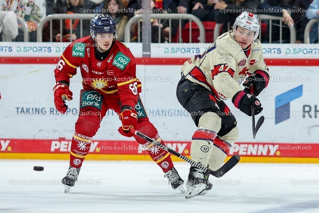 DEG02032501046 | 02.03.2025, Eishockey, Penny DEL, Düsseldorfer EG - Nürnberg Ice Tigers, PSD-BANK Dome: Drake Rymsha (DEG #86) im Zweikampf gegen Owen Headrick (NIT #47)