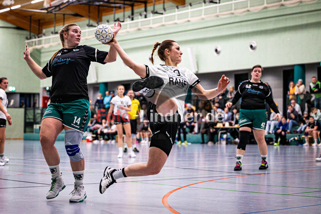 BSC Oberhausen gegen TSV Murnau | Bezirksoberliga Handball Frauen 2024/25, BSC Oberhausen gegen TSV Murnau, 20250118,Eva DALLMAYR (BSC Oberhausen 9) in Aktion, Wurf auf Tor,2025-01-18 in Weilheim (Jahnhalle)Eva DALLMAYR (BSC Oberhausen 9)Copyright: WolfgangxLindner foto-lindner.de