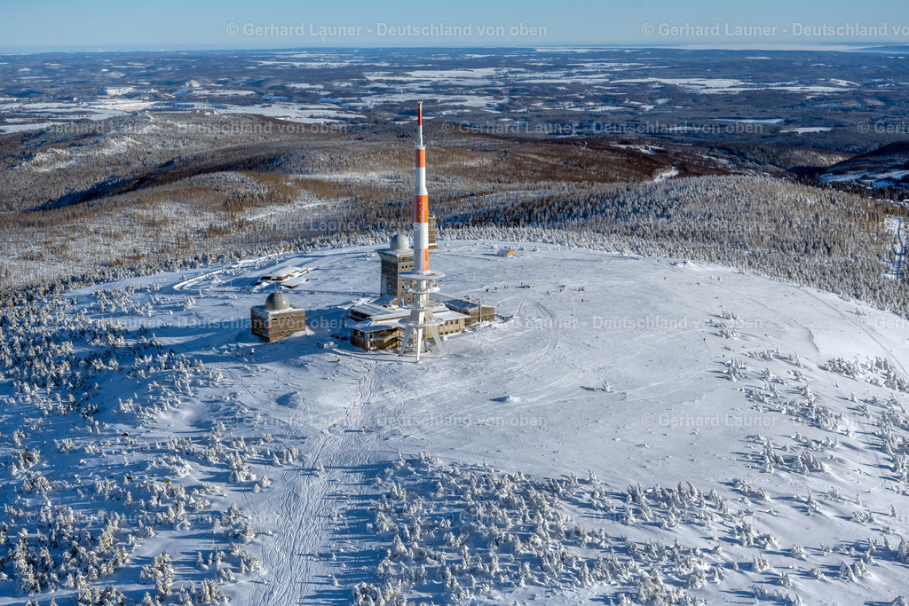 4044929 | SCHIERKE 14.02.2021 Winterlich schneebedeckte Funkturm und Sendeanlage auf der Kuppe des Brocken im Nationalpark Harz in Schierke im Bundesland Sachsen-Anhalt, Deutschland. Weiterführende Informationen bei: DFMG Deutsche Funkturm GmbH,  Deutscher Wetterdienst DWD. // Wintry snowy radio tower and transmitter on the crest of the mountain range Brocken in Harz in Schierke in the state Saxony-Anhalt, Germany. Further information at: DFMG Deutsche Funkturm GmbH,  Deutscher Wetterdienst DWD. Foto: Gerhard Launer