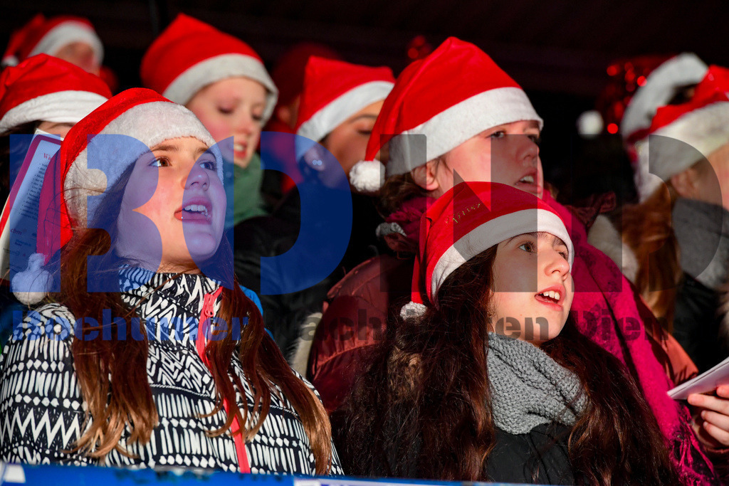 Weihnachtssingen im Stadion | {headline}



(Foto: Christian Schnaubelt / BOND)

 - Realisiert mit Pictrs.com