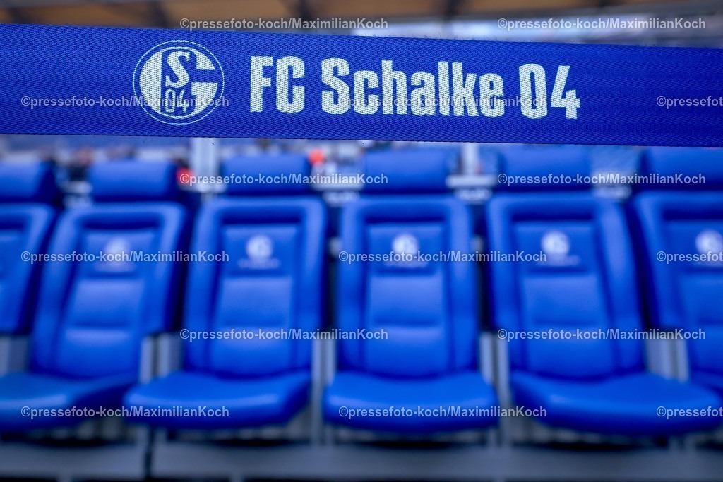 S0426092501031 | 25.09.2025, Fußball, FC Schalke 04 - SpVgg Greuther Fürth, 7.Spieltag, 2. Fußball Bundesliga, Veltins-Arena Gelsenkirchen, Saison 2025 2026: Schriftzug FC Schalke 04 neben der leeren Bank Spielerbank TrainerbankDFB regulations prohibit any use of photographs as image sequences and or quasi-video.