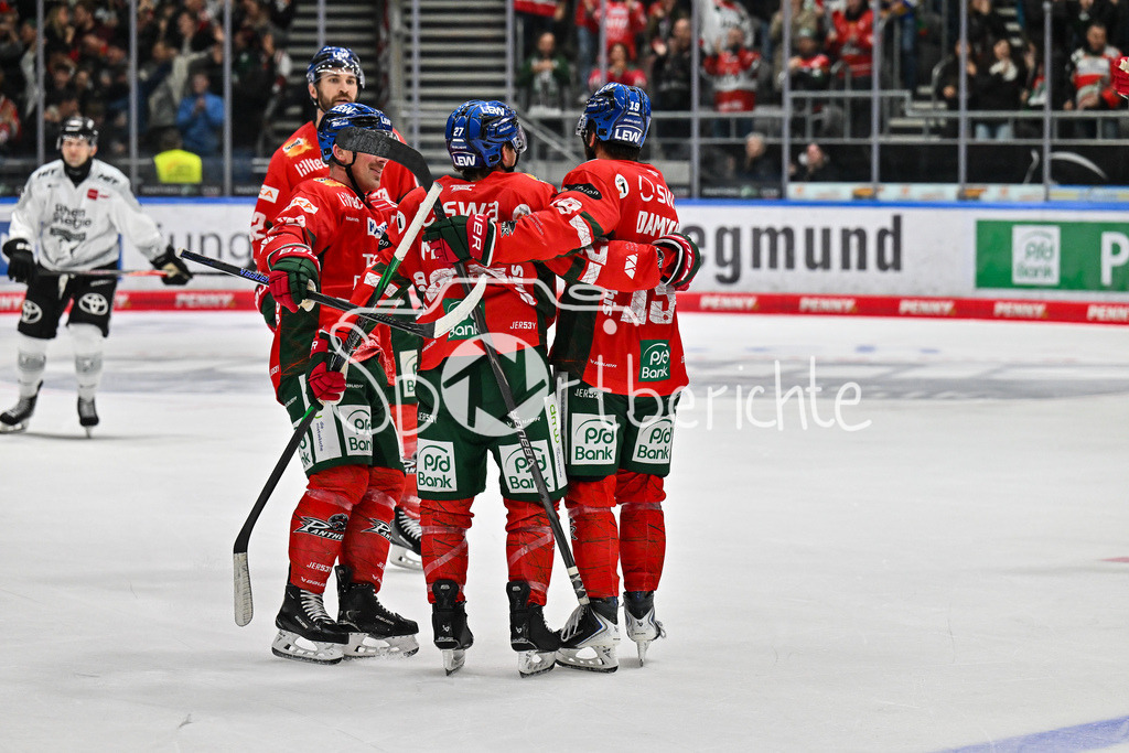 Augsburger Panther - Kölner Haie | Jubel der Panther nach dem Treffer zum 3-2 durch Riley DAMIANI (Augsburger Panther #19) / Tor / Torschuetze / Freude / Happy / DEL: Augsburger Panther - Kölner Haie; Curt Frenzel Stadion am 26.09.2025