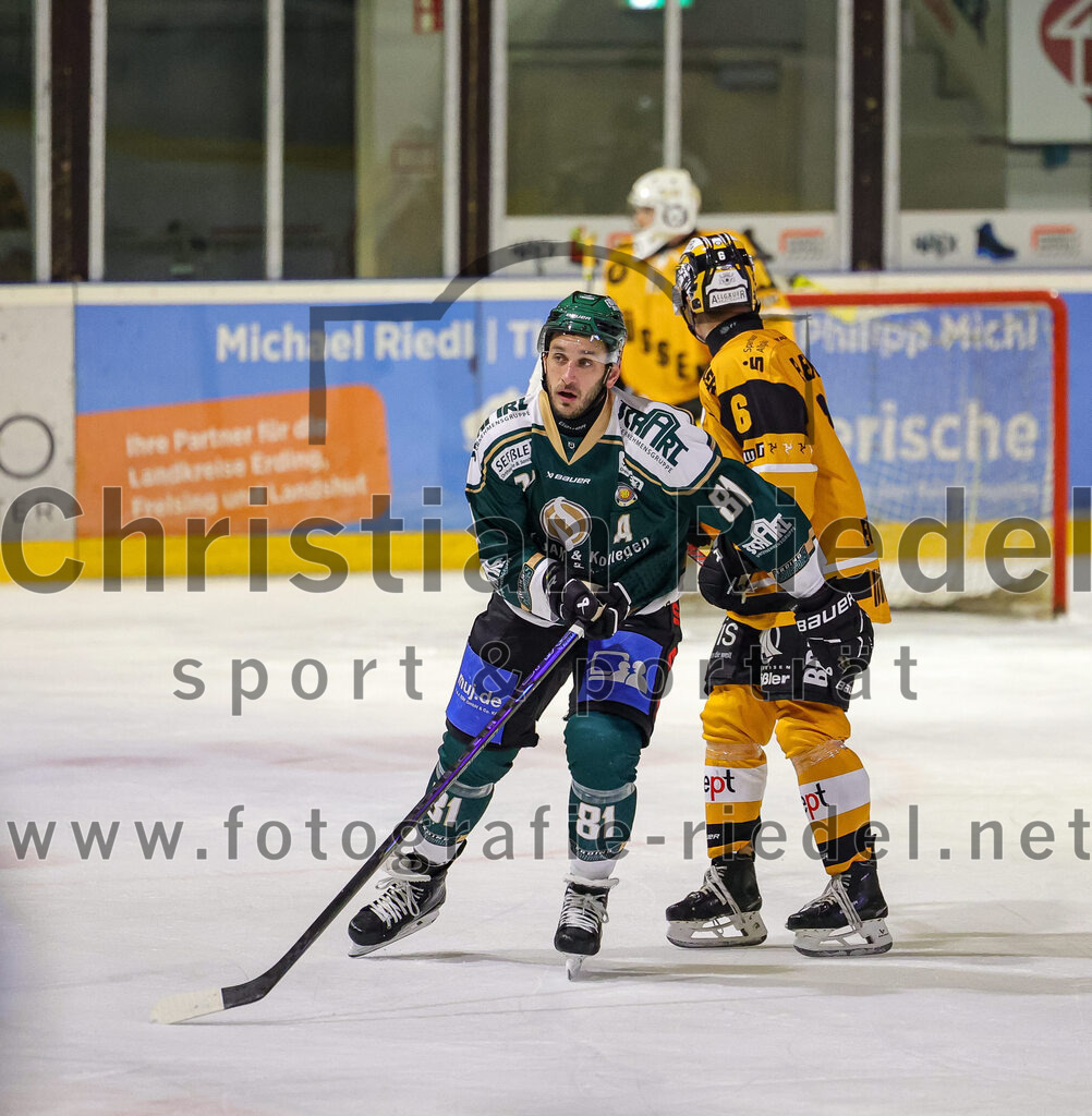 2025-11-02_066_TSV_Erding_gegen_EV_Fuessen | Erding, Deutschland, 02.11.2025:Eishockey, Oberliga Süd 2025 / 2026, 15. Spieltag, TSV Erding gegen EV Füssen, Endergebnis: 2:6Maximilian Forster (Erding Gladiators, #81), Ondrej Zelenka (EV Füssen, #6)Foto: Christian Riedel / fotografie-riedel.net