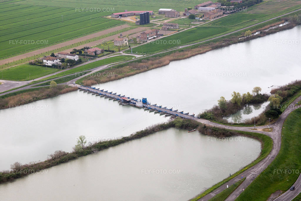Aerial view: View of the town in Gorino in the state Veneto, Italy. – Photo: IMG_087637.jpg taken on 04/09/2016 by Werner Riehm/FLY-FOTO.com – Resolution of the original: 5472 x 3648 px