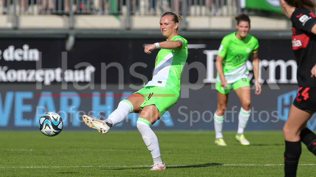 Fussball, Google Pixel Frauen-Bundesliga, VfL Wolfsburg - Bayer 04 Leverkusen | v.li.: Alexandra Popp (Alex Popp, VfL Wolfsburg, 11) am Ball, Einzelbild, Ganzkörper, Aktion, Action, Spielszene, DIE DFB-RICHTLINIEN UNTERSAGEN JEGLICHE NUTZUNG VON FOTOS ALS SEQUENZBILDER UND/ODER VIDEOÄHNLICHE FOTOSTRECKEN. DFB REGULATIONS PROHIBIT ANY USE OF PHOTOGRAPHS AS IMAGE SEQUENCES AND/OR QUASI-VIDEO.