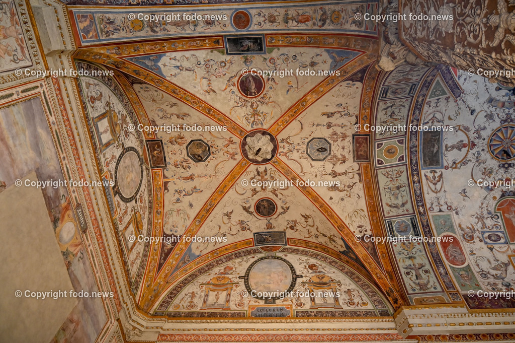 Italien_ Toscana_ Florenz_ 30.05.2024-381 | 30.05.2024, Italien, ITA, Toskana, Florenz im Bild Stadtansichten, Gebäude, Architektur, Touristen, Historisch, Souvenir, Altstadt, Museum, Statuen, Skulpturen, Piazza della Signoria, Statue David, Palazzo Vecchio, Neptunbrunnen, Piazza della Repubblica, Ponte Vecchio, Brücke, Uffizien, Kathedrale Santa Maria del Fiore, Arno, Fluß


Florenz, Firenze, ist eine italienische Großstadt. Nach Einwohnern ist sie die achtgrößte Stadt Italiens. Florenz ist die Hauptstadt sowie größte Stadt der Region Toskana und der Metropolitanstadt Florenz, in der etwa eine Million Menschen leben. Florenz ist für seine Geschichte berühmt. Leonardo da Vinci verbrachte große Teile seiner Jugend in Florenz, Michelangelo fand Unterschlupf in der Kirche der Medici, Galileo Galilei wohnte als Hofmathematiker in den Palästen der Medici. Von 1865 bis 1871 war die Stadt die Hauptstadt des neu gegründeten Königreichs Italien. Das historische Zentrum von Florenz zieht Jahr für Jahr Millionen von Touristen an. Die historische Innenstadt wurde von der UNESCO im Jahre 1982 zum Weltkulturerbe erklärt. 
Quelle: Wikipedia
