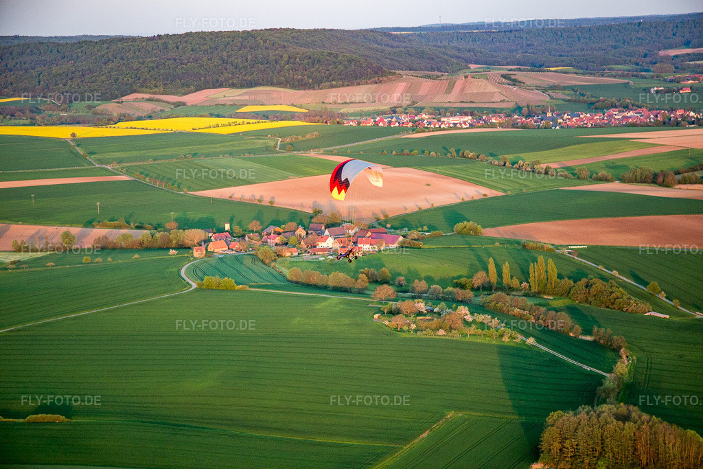 Luftbild: Gleitschirm über dem Ort im Ortsteil Wiebelsberg in Oberschwarzach im Bundesland Bayern in Deutschland. Foto: IMG_088125.jpg vom 06.05.2016 durch Werner Riehm/FLY-FOTO.de