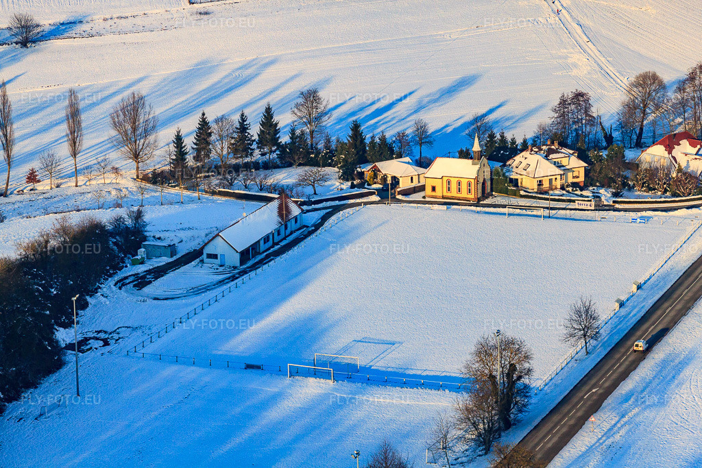 Vue aérienne: Terrain de football et chapelle Saint-Antoine en hiver, sous la neige à Neewiller-près-Lauterbourg dans le département Bas Rhin, France – .Photo: IMG_36655.jpg prise le 05/01/2011 par Werner Riehm/FLY-FOTO.eu – Résolution de l'original: 4752 x 3168 px