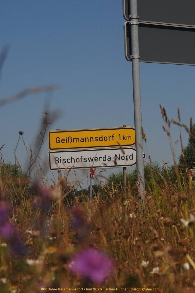 Geißmannsdorf-2026-Ortsbilder-183 | Geißmannsdorf bei Bischofswerda im Sommer 2026. Ein fotografischer Streifzug durch das Dorf Geißmannsdorf, mit Gebäuden, Straßen, Strohpuppen und geschmückten Vorgärten und Grundstücken anlässlich der 800-Jahr-Feier von Geißmannsdorf im Juni 2026 - Realisiert mit Pictrs.com