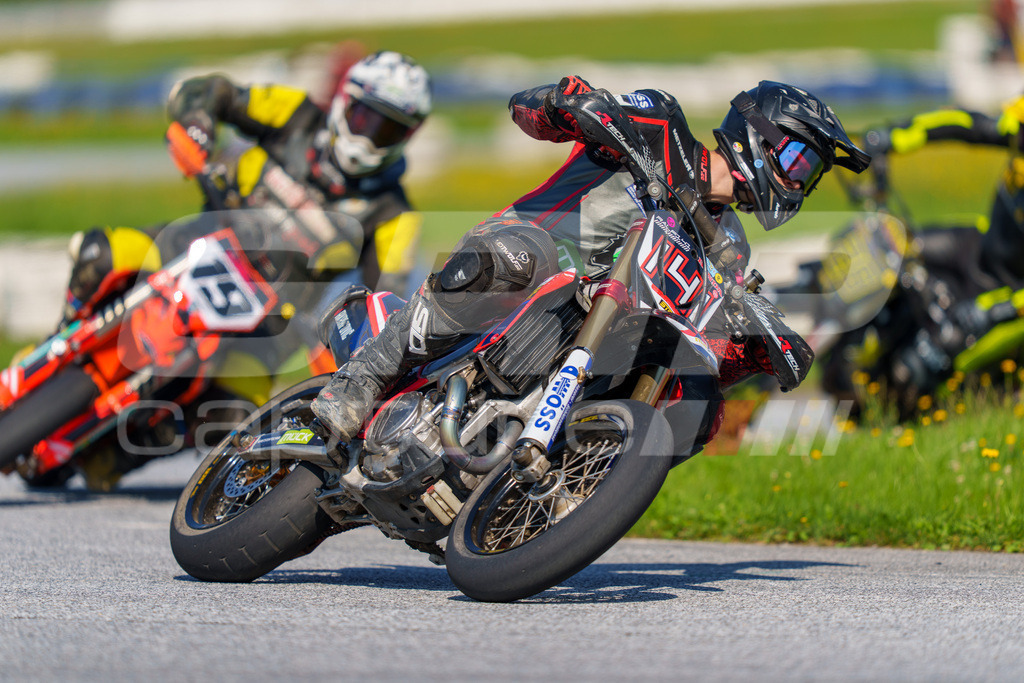 SuperMoto_Staatsmeisterschaft_Greinbach_245 | GRIPcapture steht für authentische Sportfotografie in Österreich – für Momente, die mehr sind als Geschwindigkeit oder Ergebnis. Es geht um Emotion, Spannung, Fokus und den Augenblick, der oft nur einen Wimpernschlag dauert.Ob Motorsport, Teamsport oder 