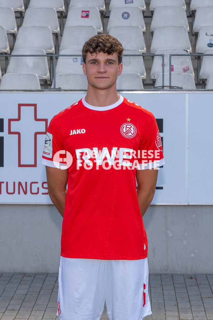 Rot-Weiss Essen; 3. Liga, Portraettermin 2026/2027, Foto: Eibner-Pressefoto/Fabian Friese | Max Geschwill (Rot-Weiss Essen, #06),Rot-Weiss Essen; 3. Liga, Portraettermin 2026/2027, Foto: Eibner-Pressefoto/Fabian Friese - Realisiert mit Pictrs.com