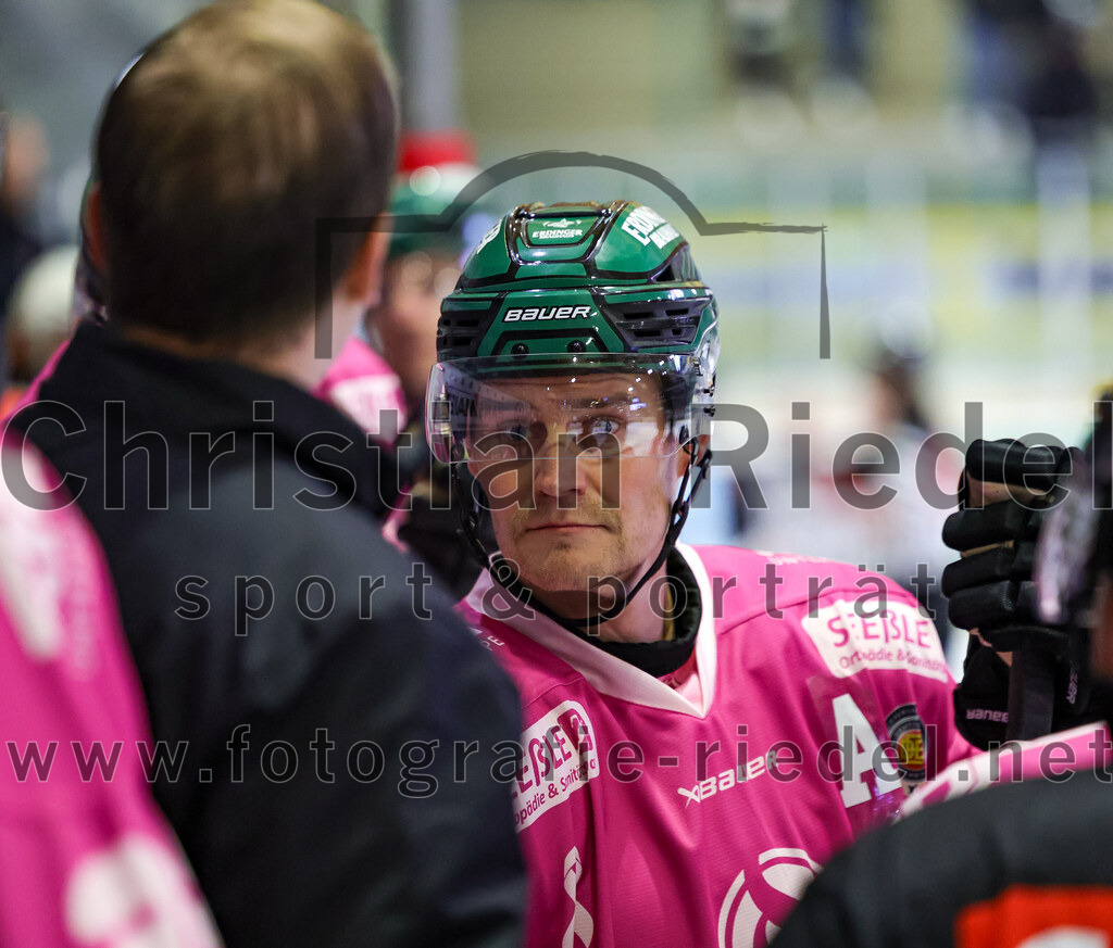 2025-10-05_121_TSV_Erding_gegen_Heilbronner_Falken | Erding, Deutschland, 05.10.2025:Eishockey, Oberliga Süd 2025 / 2026, 6. Spieltag, TSV Erding gegen Heilbronner Falken, Endergebnis: 3:1Teamchef Dominik Quinlan (Erding Gladiators), Elia Ostwald (Erding Gladiators, #17)Foto: Christian Riedel / fotografie-riedel.net