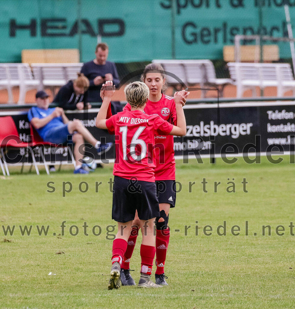 2023-10-07_107_FC_Langengeisling_gegen_MTV_Diessen_Ammersee | Erding, Deutschland, 07.10.2023:
Fußball, Bezirksoberliga 2023 / 2024, 6. Spieltag, FC Langengeisling gegen MTV Diessen/Ammersee, Endergebnis: 0:3

Katharina Hack (MTV Diessen/Ammersee, #16), Nele Baur (MTV Diessen/Ammersee, #3)

Foto: Christian Riedel / fotografie-riedel.net