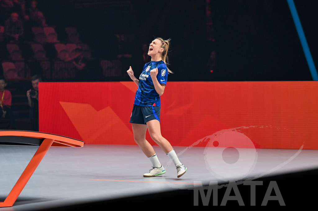 _DWI5657 | Carolyn Greco (USA) beim Frauen- Single Ungarn vs. USA bei der Teqball Weltmeisterschaft 2022 in der Kia Metropole Arena. Nürnberg, 27.11.2022 - Realisiert mit Pictrs.com