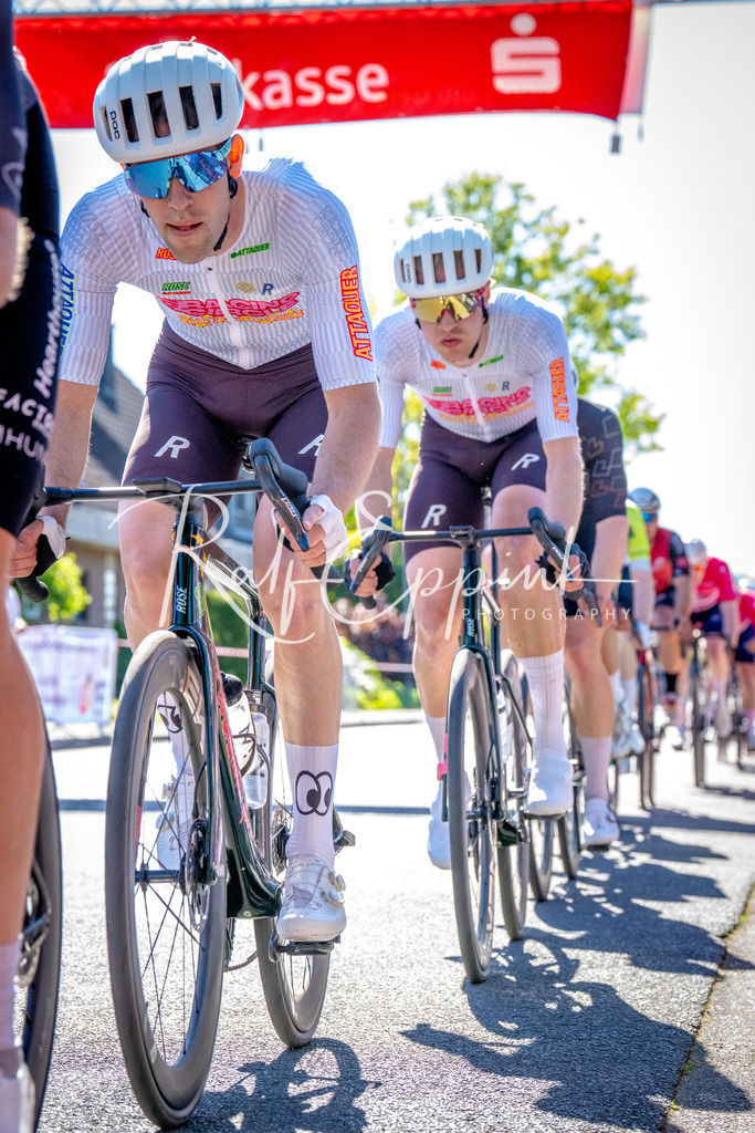 Spurt in den Mai 2026 - Großer Preis der Sparkasse Neuss | Annual one-day road cycling race "Großer Preis der Sparkasse Neuss" held in Büttgen, Germany, organized by VfR Büttgen 1912 e.V. The event features multiple races across all age categories from U11 youth to Elite men. - Realisiert mit Pictrs.com