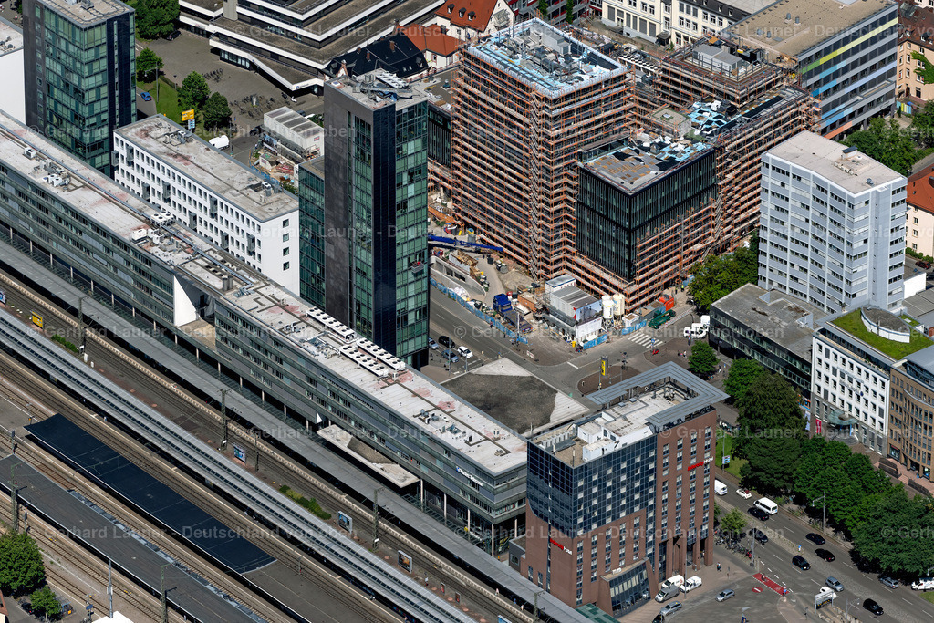 4033376 | FREIBURG IM BREISGAU 30.06.2020 Gleisverlauf und Gebäude des Hauptbahnhofes " Freiburg (Breisgau) Hbf " der Deutschen Bahn im Ortsteil Zentrum in Freiburg im Breisgau im Bundesland Baden-Württemberg, Deutschland. Weiterführende Informationen bei: DB Netz AG,  Deutsche Bahn AG,  HARTER + KANZLER Freie Architekten BDA - Part GmbB. // Track progress and building of the main station " Freiburg (Breisgau) Hbf " of the railway in the district Zentrum in Freiburg im Breisgau in the state Baden-Wurttemberg, Germany. Further information at: DB Netz AG,  Deutsche Bahn AG,  HARTER + KANZLER Freie Architekten BDA - Part GmbB. Foto: Gerhard Launer