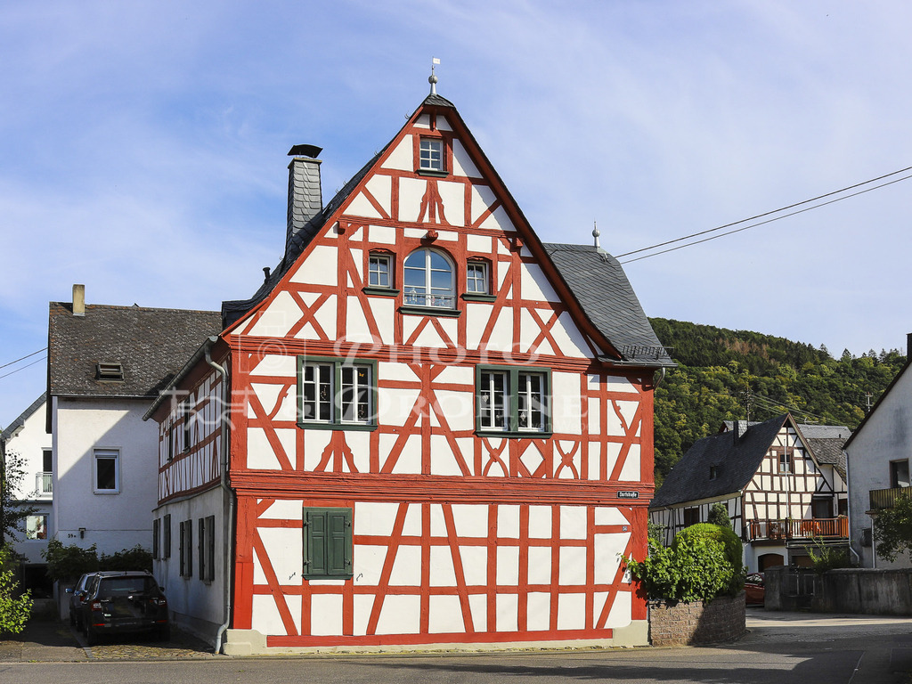 spay-1440 | Viele der Fachwerkgebäude in Spay am Rhein sind liebevoll restauriert worden. - Realisiert mit Pictrs.com