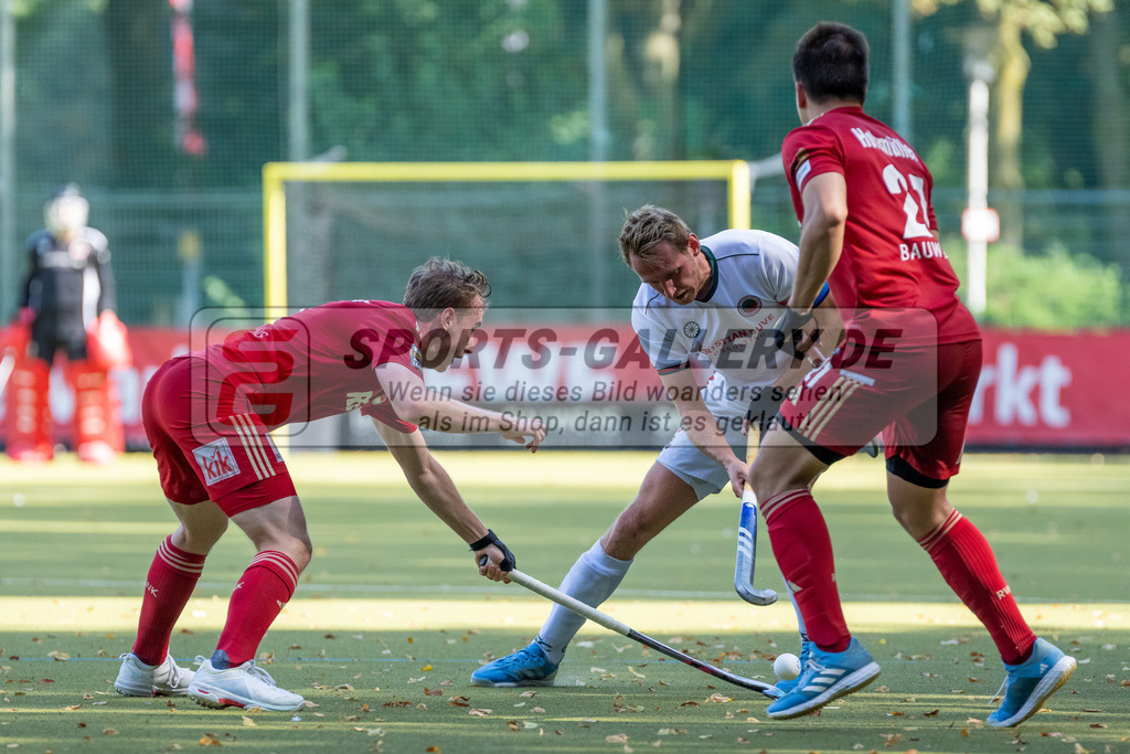 HK_20240907_105423 | 1. Bundesliga Herren RW Köln - Crefelder HTC am 7.9.2024 RW Köln, Köln , Phillip Holzmüller (Rot-Weiss Köln #21 ) , Niklas Wellen ( Crefelder HTC 10 )