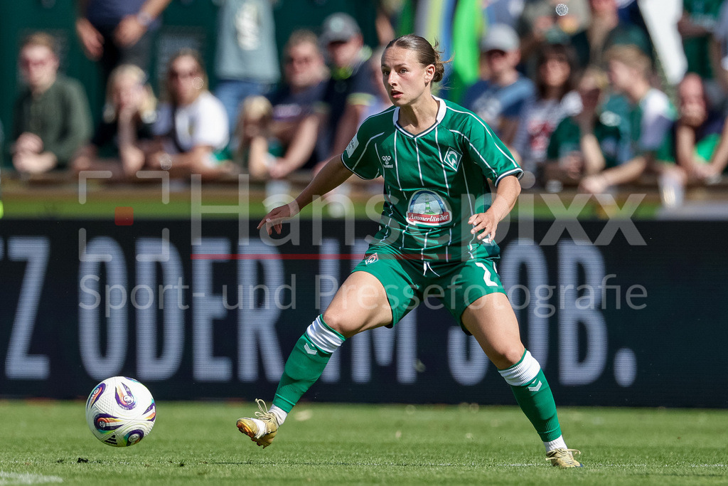 Fussball, Google Pixel Frauen-Bundesliga, SV Werder Bremen - SC Freiburg | Chiara D Angelo (SV Werder Bremen, 2) am Ball, Freisteller, Einzelbild, Ganzkörper, Aktion, Action, Spielszene, DIE DFB-RICHTLINIEN UNTERSAGEN JEGLICHE NUTZUNG VON FOTOS ALS SEQUENZBILDER UND/ODER VIDEOÄHNLICHE FOTOSTRECKEN. DFB REGULATIONS PROHIBIT ANY USE OF PHOTOGRAPHS AS IMAGE SEQUENCES AND/OR QUASI-VIDEO.