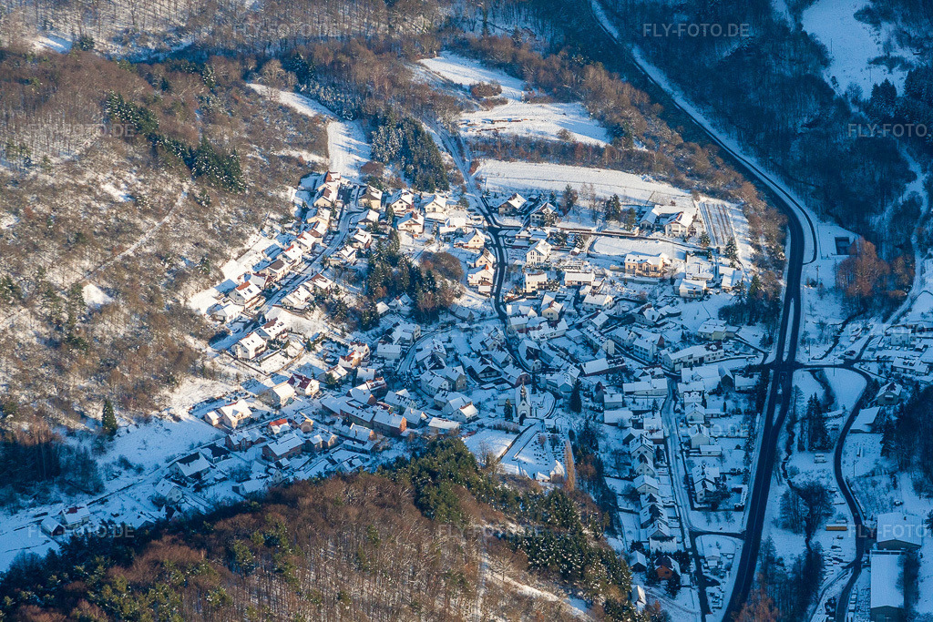 Luftbild: Winterlich schneebedeckte Dorf - Ansicht in Waldhambach im Bundesland Rheinland-Pfalz in Deutschland. Foto: IMG_36421.jpg vom 03.01.2011 durch Werner Riehm/FLY-FOTO.de
