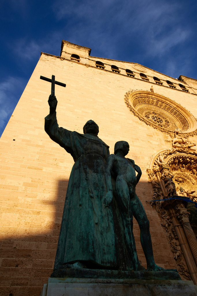 Heiligen Figuren vor Kirche Santa Eulalia | Palma de Mallorca, Spanien - December 27, 2013: Heiligen Figuren vor Kirche Santa Eulalia. - Realisiert mit Pictrs.com