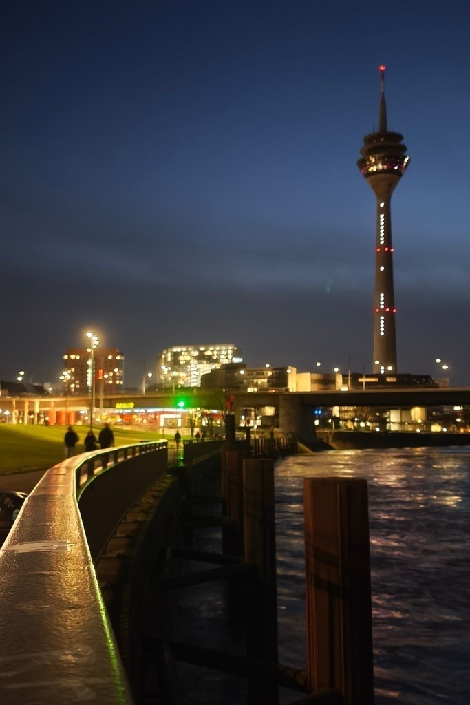 Randerscheinung | Rheinuferpromenade vs. Rheinturm - Realisiert mit Pictrs.com