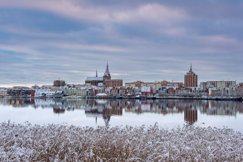 Blick über die Warnow auf die Hansestadt Rostock im Winter | Blick über die Warnow auf die Hansestadt Rostock im Winter.
