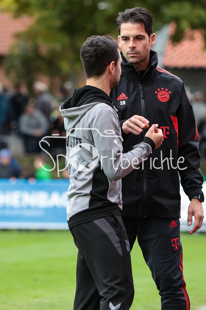 TSV Aubstadt - FC Bayern Amateure | Victor Kleinhenz Trainer des TSV und FCB Trainer Stefan Buck verabschieden sich nach der Partei