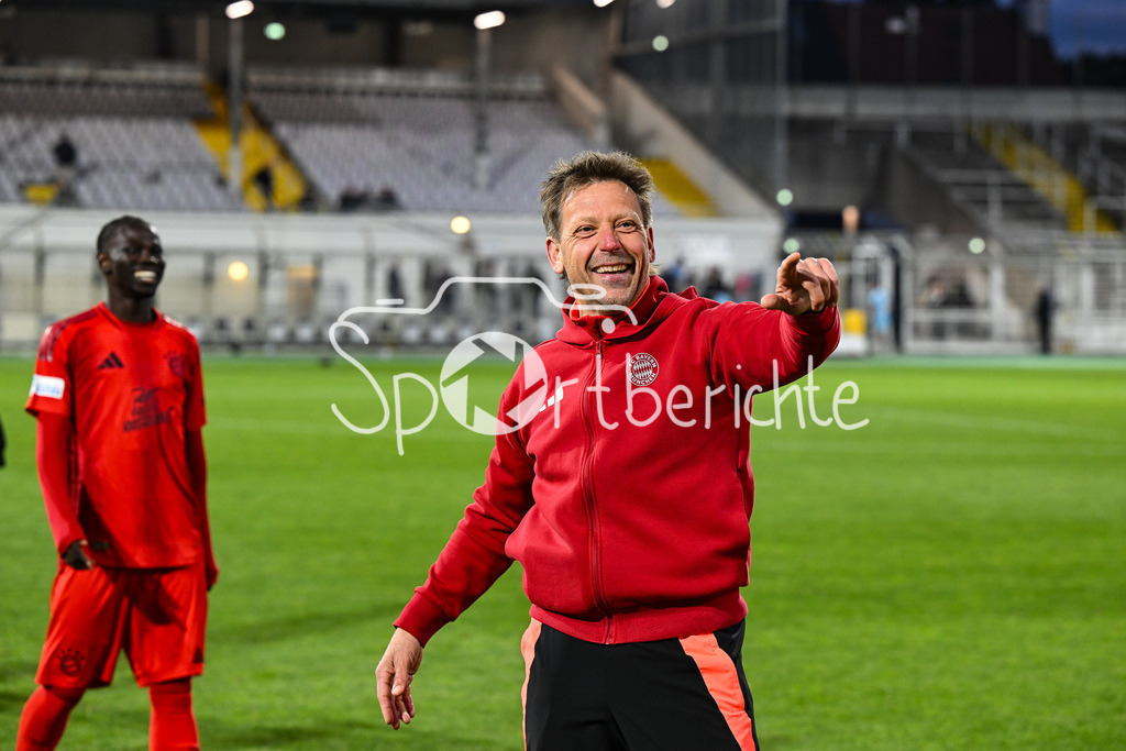 FC Bayern Amateure - Türkgücü München | Die Spieler der Bayern Amateure feiern zusammen mit den Fans nach dem letzten Heimspiel der Saison / Regionalliga Bayern: FC Bayern Muenchen II - Tuerkguecue Muenchen, Gruenwalder Stadion am 09.05.2025 / Holger SEITZ Cheftrainer FC Bayern München II