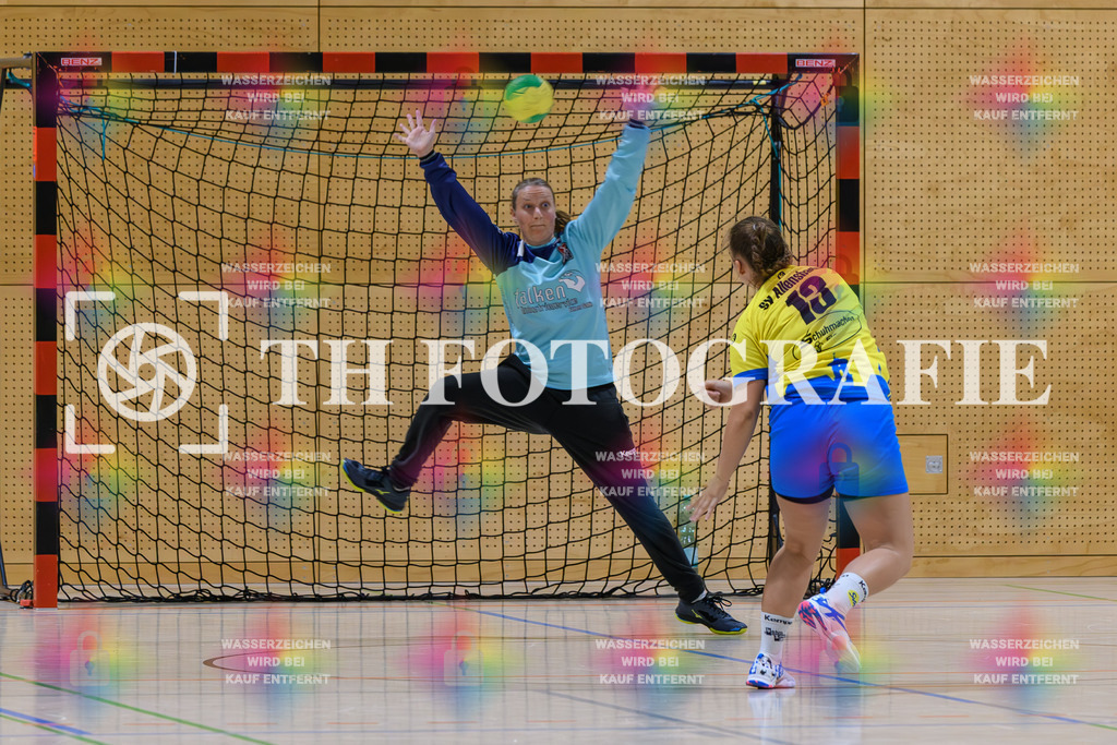 GER, SG Maulburg/Steinen - SV Allensbach 2, Handball, Suedbadenliga, 2. Spieltag, Saison 2023/2024, 14.10.2023 | Jennifer Dziubale (SV Allensbach 2, #13) wirft auf das Tor von Antje Matschenz (SG Maulburg-Steinen, #01)

GER, SG Maulburg/Steinen - SV Allensbach 2, Handball, Suedbadenliga, 2. Spieltag, Saison 2023/2024, 14.10.2023

Foto: TH Fotografie/Thomas Hess