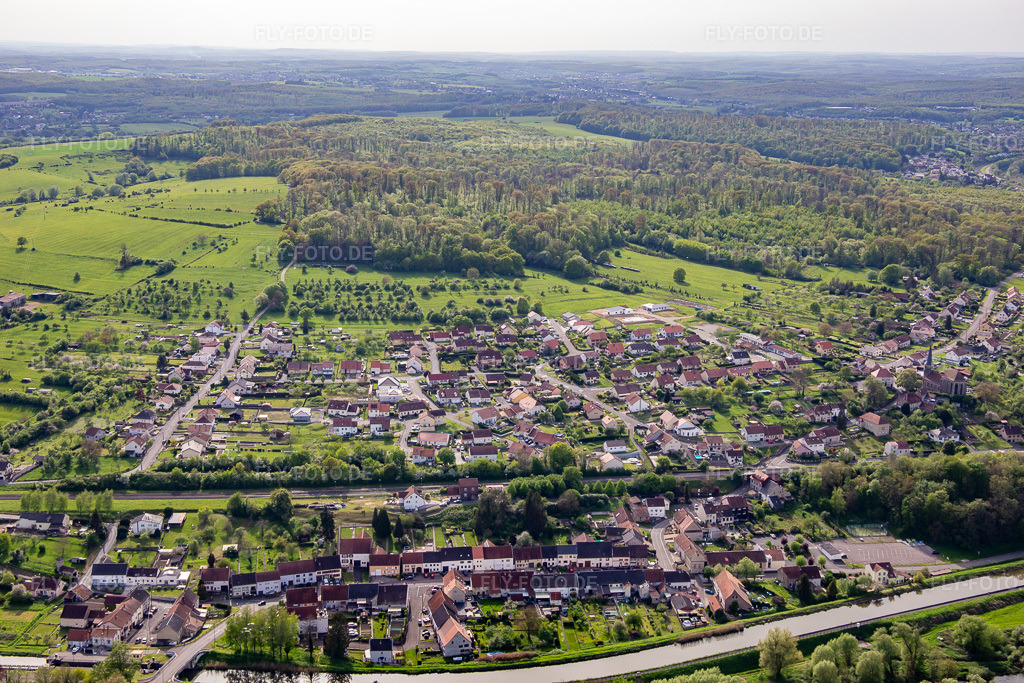 Luftbild: Ortsansicht von Nordosten in Rémelfing im Bundesland Moselle in Frankreich. Foto: IMG_140386.jpg vom 30.04.2024 durch Werner Riehm/FLY-FOTO.de