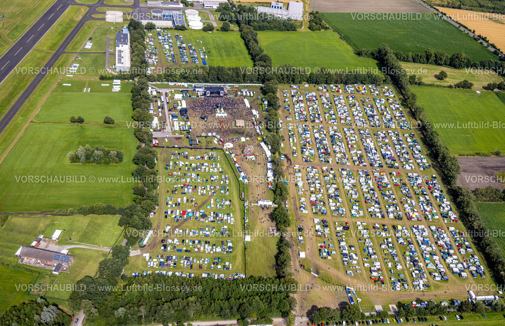 Bottrop240705747Kirchhellen_RuhrpottRodeo | Luftbild, Ruhrpott-Rodeo 2024 Musikevent am Flugplatz Schwarze Heide, Bühne und Wohnmobil Stellplatz, Kirchhellen-Nord-West, Bottrop, Ruhrgebiet, Nordrhein-Westfalen, Deutschland