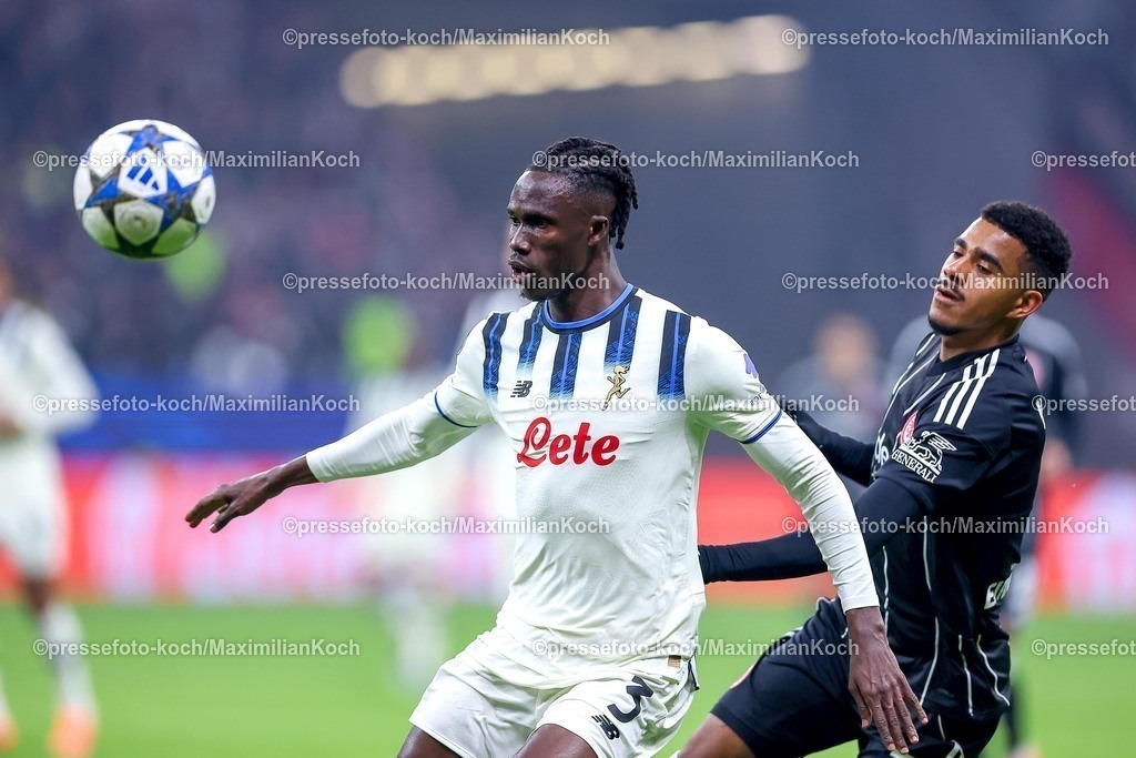 UCL26112501044 | 26.11.2025, Fußball, UEFA Champions League, Eintracht Frankfurt - Atalanta Bergamo, Deutsche-Bank-Park (Frankfurt am Main), 5. Spieltag, Saison 2025 2026: Odilon Kossounou&nbsp;(Atalanta Bergamo #03) im Zweikampf gegen  Ansgar Knauff&nbsp;(Eintracht Frankfurt #07)  Regulations prohibit any use of photographs as image sequences and or quasi-video.