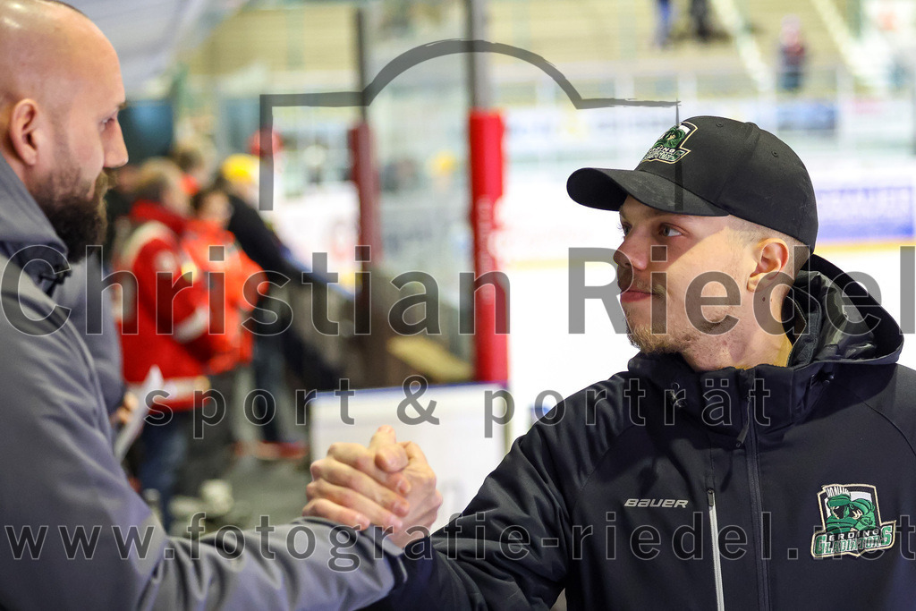 2023-01-06_002_TSV_Erding_gegen_ERV_Schweinfurt | Erding, Deutschland, 06.01.2023:
Eishockey, Bayernliga 2022 / 2023, 26. Spieltag, TSV Erding gegen ERV Schweinfurt, Endergebnis: 7:3

Teamchef Felix Schütz (Erding Gladiators)

Foto: Christian Riedel / fotografie-riedel.net