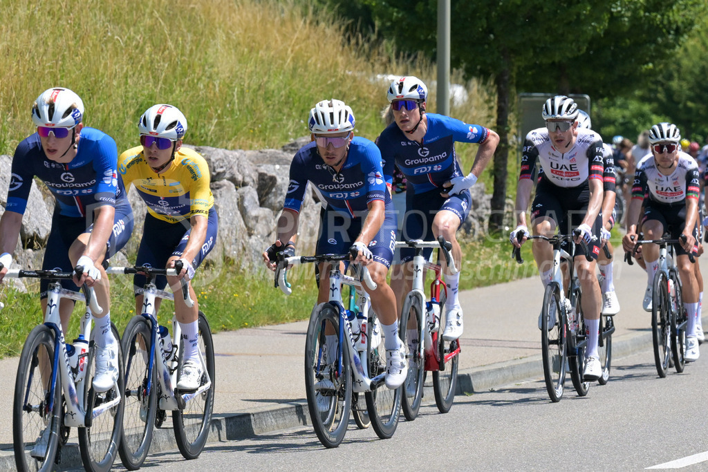 Tour de Suisse 2025 - 17. Juni 2025 | Tour de Suisse 2025Winterthurstrasse, NeftenbachDas Peloton mit #71 Stefan Küng, Schweiz, GROUPAMA-FDJ, vierter von links.Bild: Sportfotografie Markus Aeschimann | www.markus-aeschimann.ch - Realisiert mit Pictrs.com