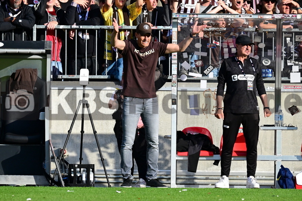 KBS Picture_FCStPauli-FCAugsburg_044 | Blessin Alexander Trainer (St.Pauli) ,Sportplatz :  Millerntor Stadion, - Realisiert mit Pictrs.com